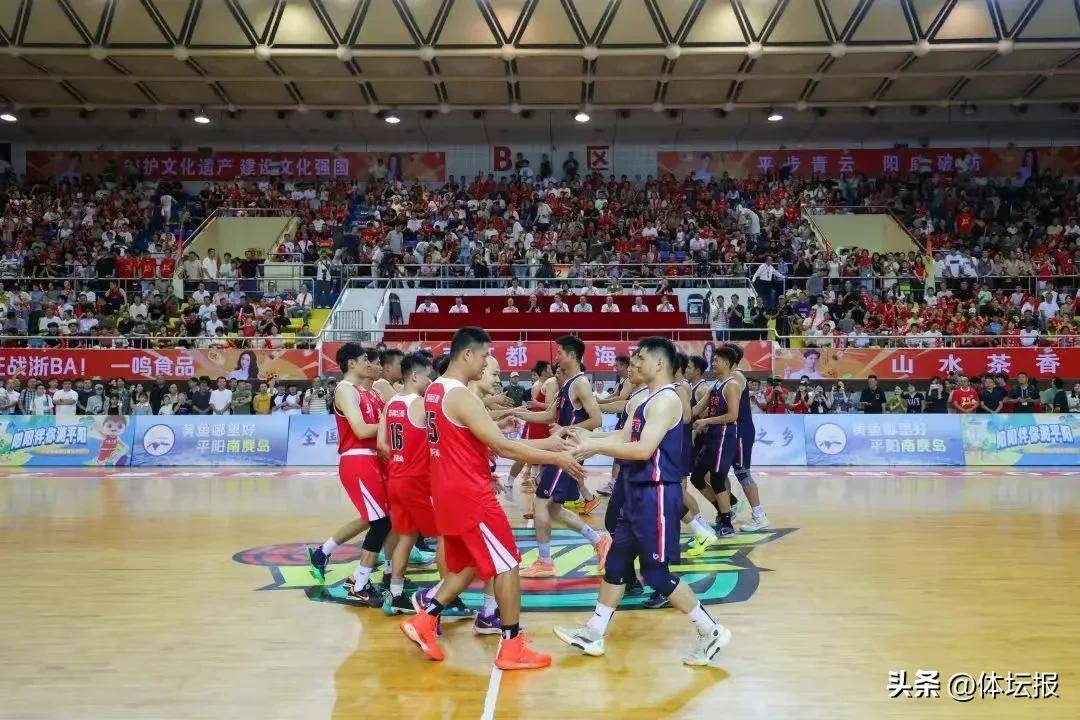 球员飒气十足,篮球比赛中引发热烈讨论 球员飒气十足,篮球比赛中引发热烈讨论