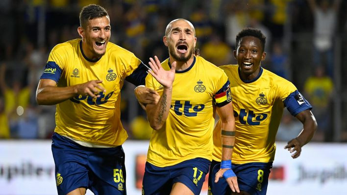 阿贾克斯队击败对手,坚定领先 阿贾克斯队击败对手,坚定领先