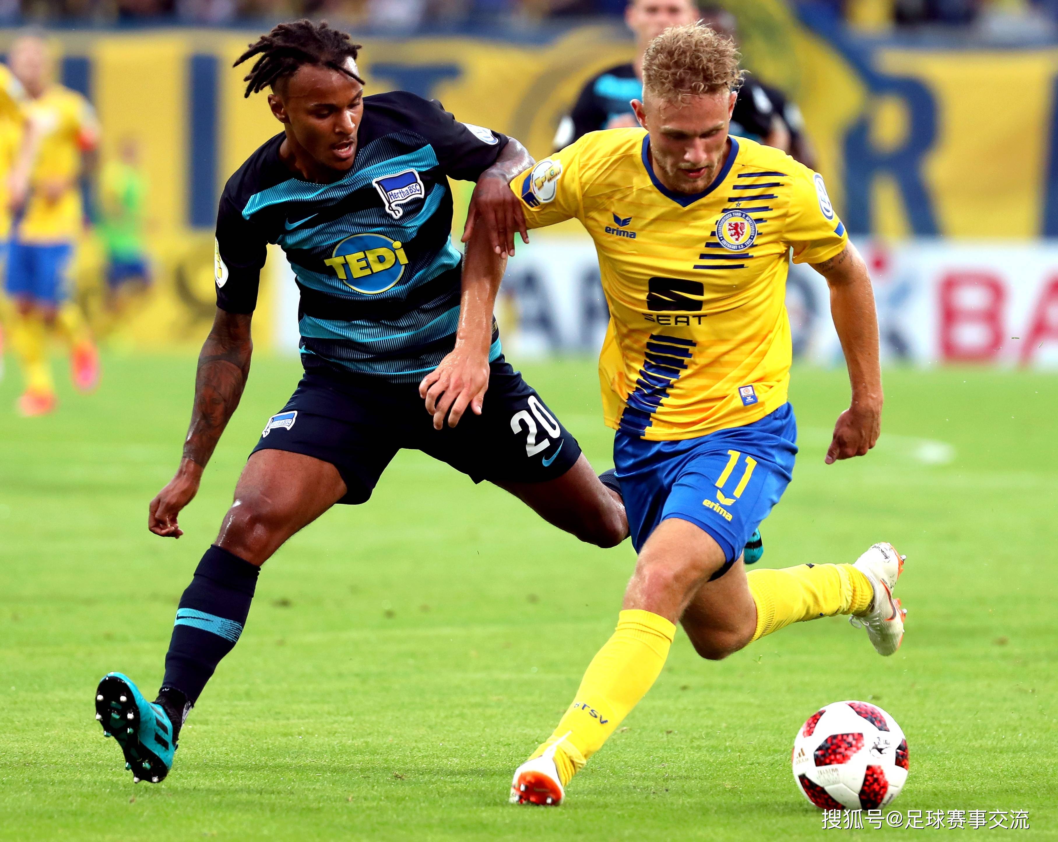 足球比赛胜负难分,球员们拼搏拼抢精彩纷呈 足球比赛胜负难分,球员们拼搏拼抢精彩纷呈