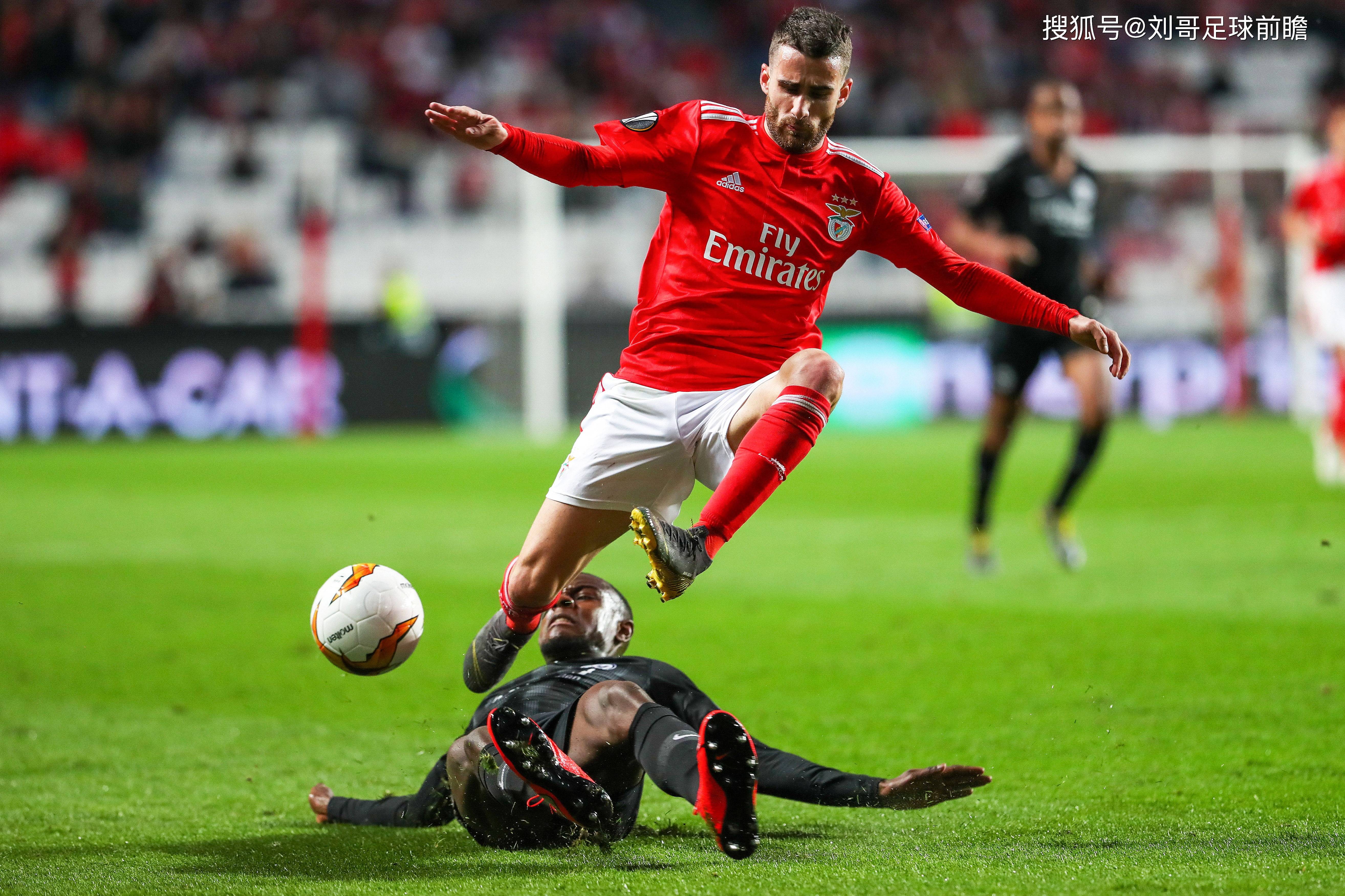 本季足球场上精彩继续,球员技术提升明显的简单介绍 本季足球场上精彩继续,球员技术提升明显的简单介绍