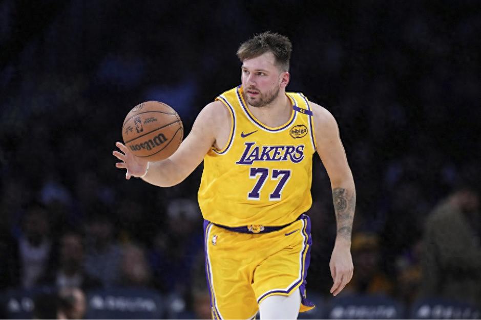 篮网轻取凯尔特人,东契奇点燃赛场 篮网轻取凯尔特人,东契奇点燃赛场