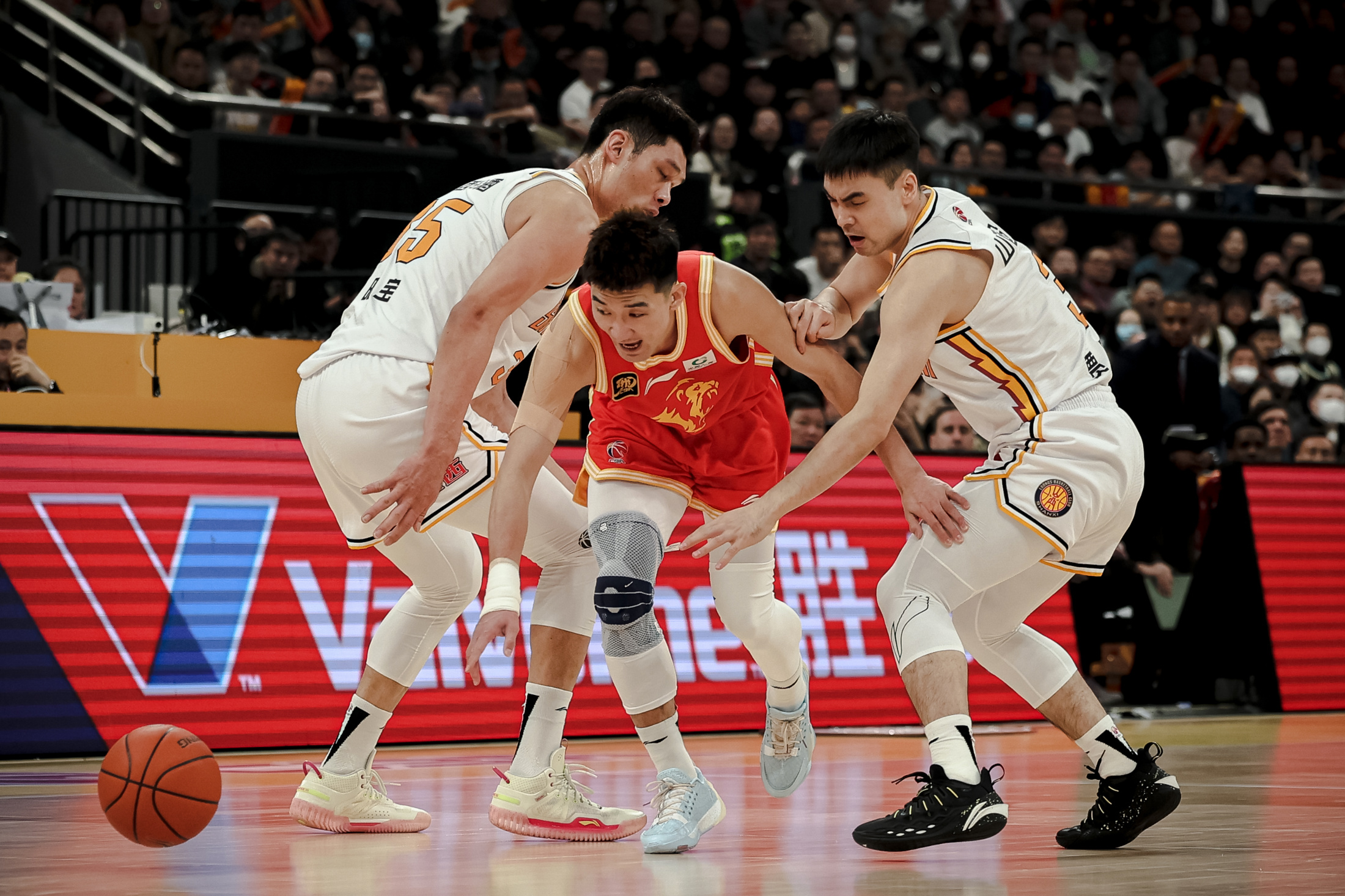 山东男篮在季后赛中取得胜利,晋级下一轮 山东男篮在季后赛中取得胜利,晋级下一轮